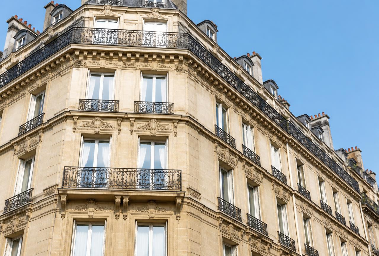 Façade d'immeuble parisien sans unité extérieure de climatisation (photo d'illustration)