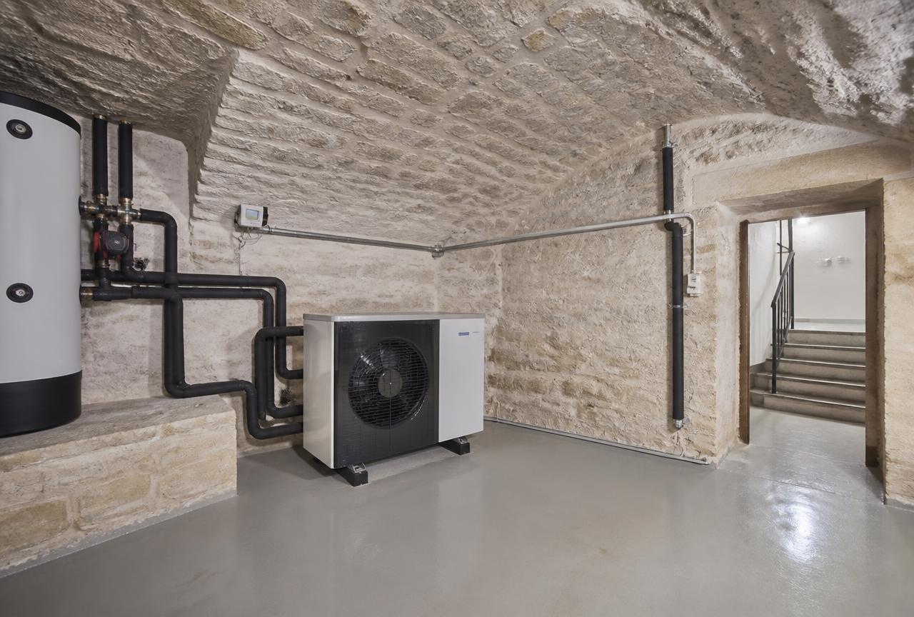 Équipement de production installé dans un local technique en sous-sol (photo d'illustration)