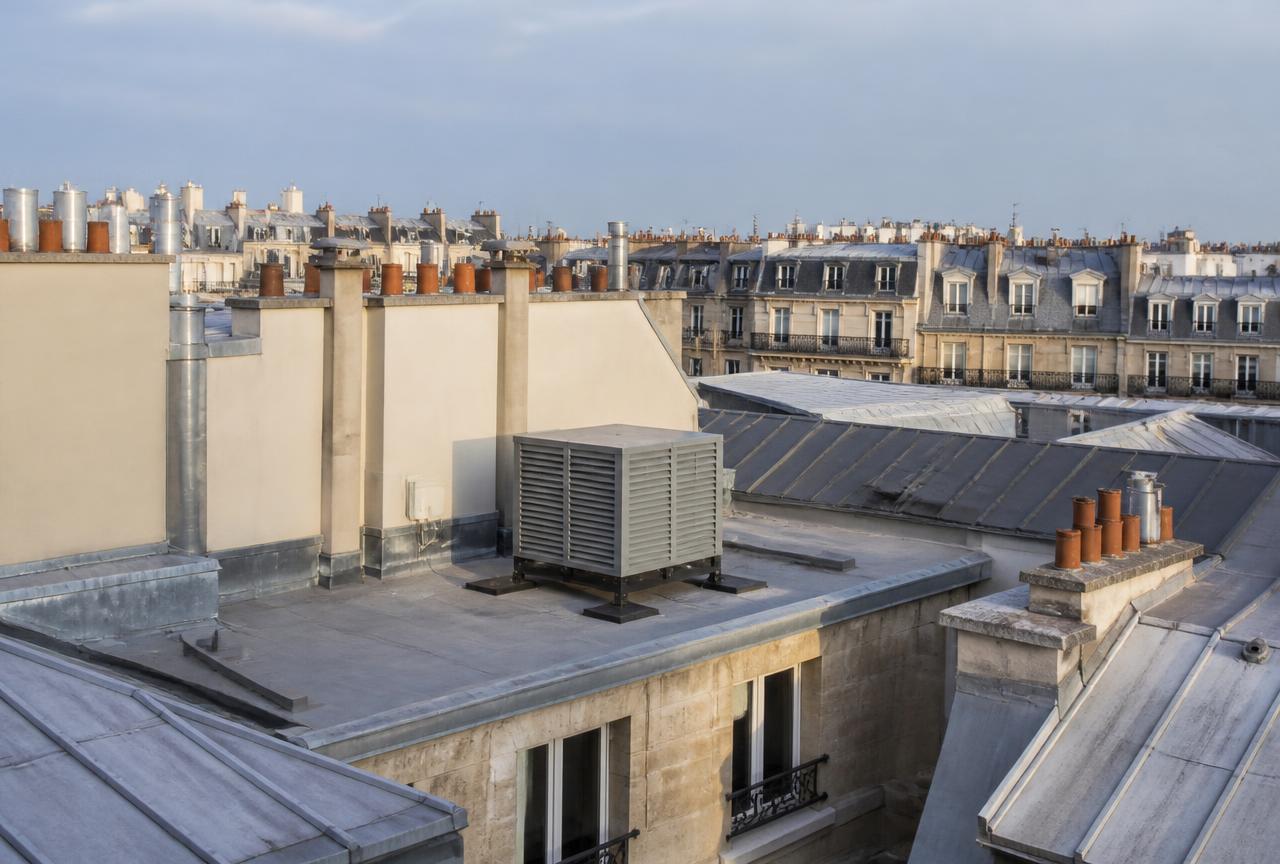 Équipement technique implanté en toiture-terrasse d'immeuble collectif (photo d'illustration)